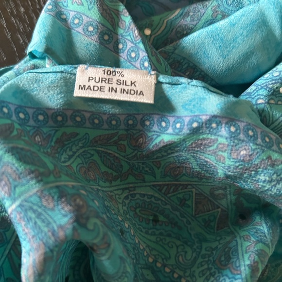 Beautiful 100% Silk Scarf made in India - Picture 3 of 6